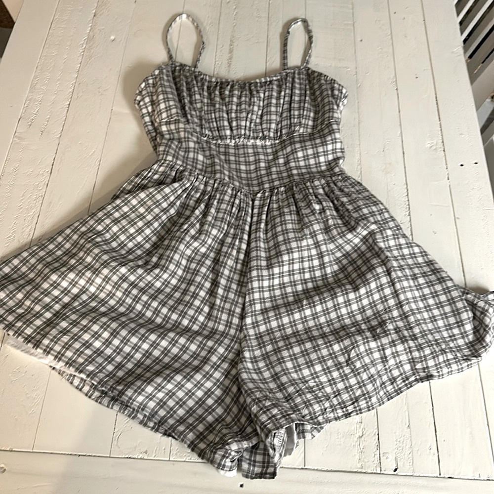Hollister plaid tan&white  Short Jumper Smocked Peasant pockets, keyhole back Sm